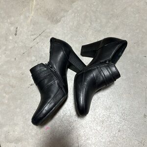 Clarks bendable black ankle zip side boots / Size 7M / Box 4-4‎